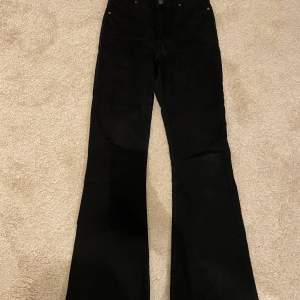 Svarta jeans från Cheap Monday köpa på A-Found. Modellen på jeansen är bootcut och passar perfekt till alla tillfällen. 