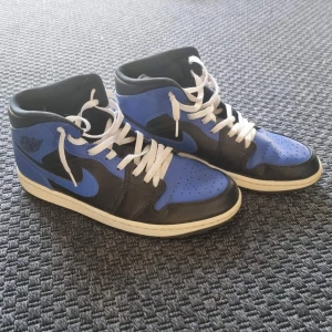 Jordan 1 mid - Lillebrorsans jordans som han tröttnat på.  Orginal snörena är utbytta. Dem är använda men finns fortfarande liv i dem. Ingen orginal låda finns