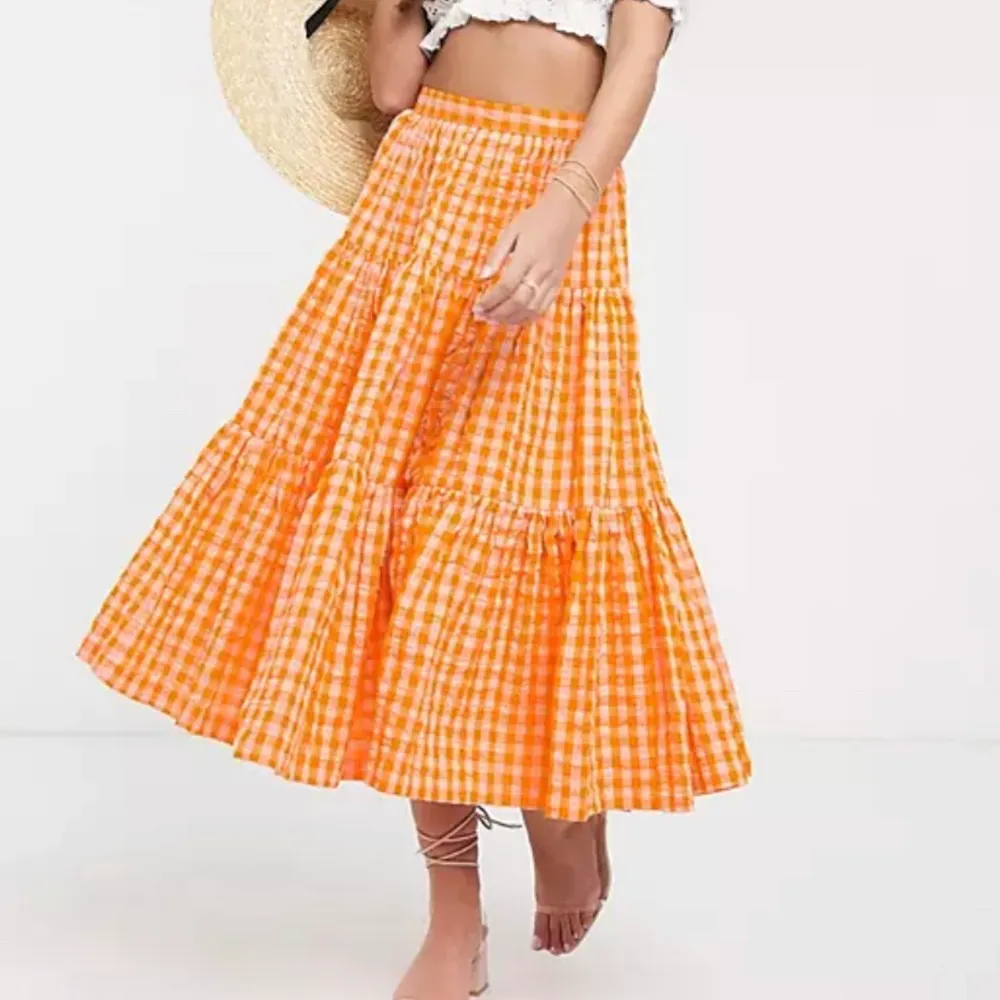 Supercool orangerutig kjol från asos!! Sista två bilderna är lånande från deras hemsida. Väldigt flowig🌸. Kjolar.