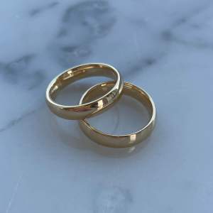 Två stycken likadana guldiga ringar ❣️ säljer pga för små för mig! 