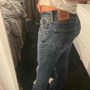 Levis jeans - Säljer mina low waist Levis jeans i bra skick! Folk budar just nu privat ligger på 700kr+ frakt