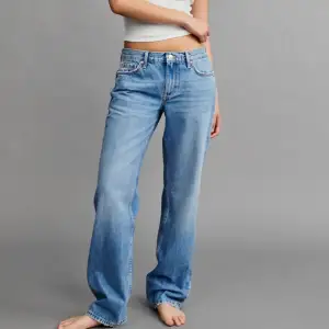 Säljer dessa Gina Tricot low straight jeans i storlek 38. Använt ett fåtal gånger. Tryck INTE på köp direkt. Skriv för fler bilder. Säljer för 300kr + frakt💓