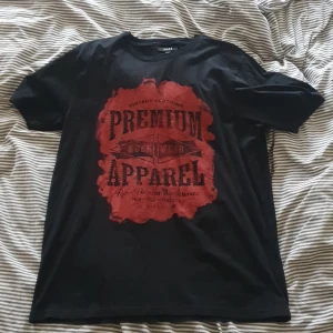 T-shirt - Text på tröjan: vintage clothing                         PREMIUM                       WORK   WEAR                         APPAREL               Raw Denim Workwear                  Highest Quality                     EST. 1999