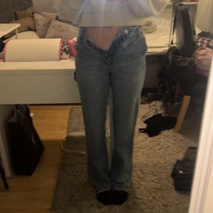 Zara jeans - Säljer ett par knappt använda zara jeans då dem sitter alldeles för små, dem är storlek 32💖💖150+frakten 