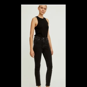 Byxor  - hög midja och smal passform och ben i full längd. De är true to size och tillverkade av en mer hållbar BCI-bomull med 2% stretch ör den perfekta passformen.