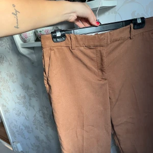 Bruna byxor  - Köpta secondhand men tyvärr för små för mig. Annars jättefina bruna byxor perfekt för festligheter 🌸