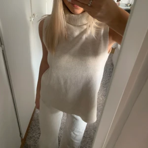Beige set i ull - Ett super fint set ifrån Zara! Har använt det ett fåtal gånger så det är nästan inprincip i nyskick💕