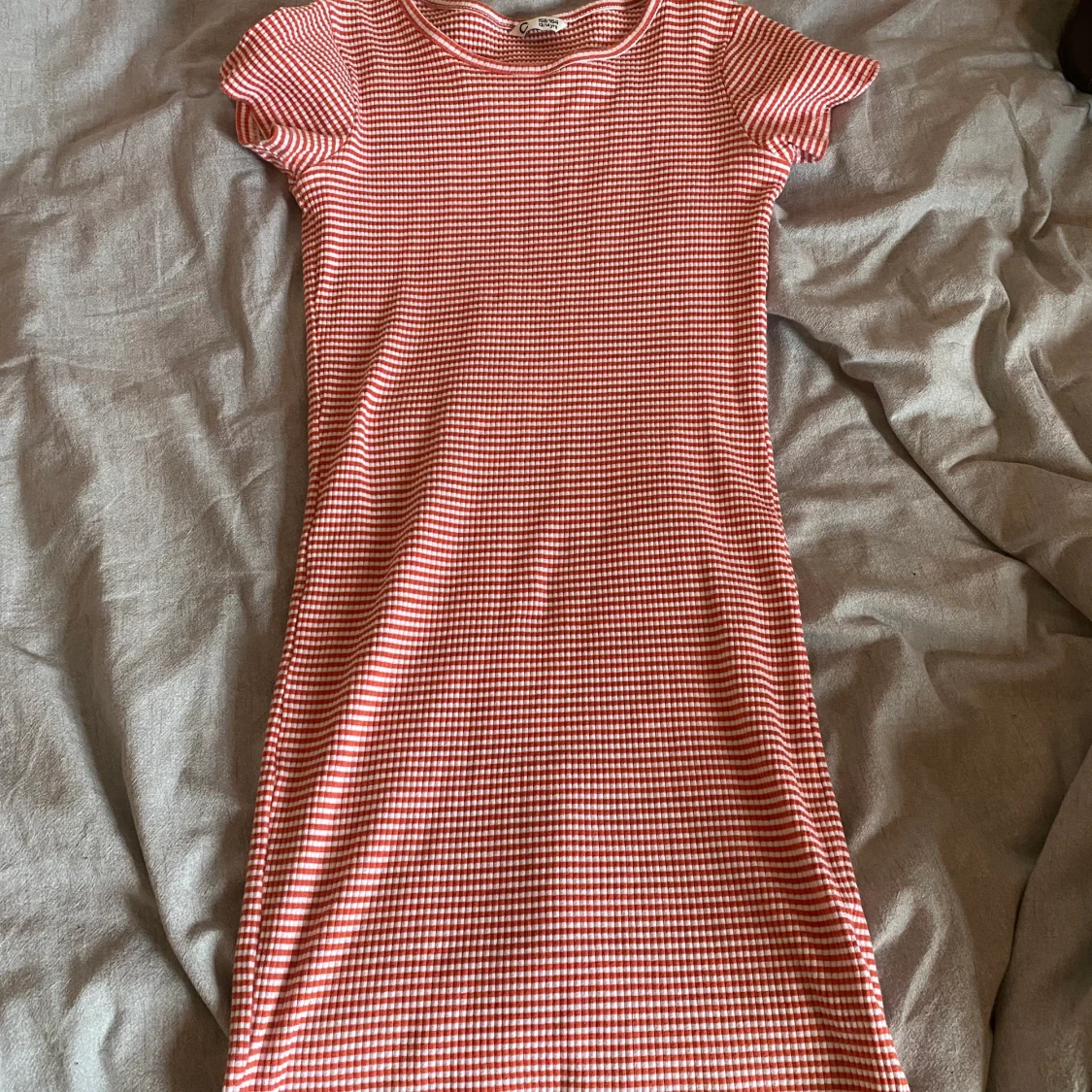 Rödrandig rak klänning - 91