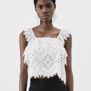 Vit Zara topp med spets - jättefin top från zara, köptes för 230kr och endast använd ett fåtal gånger❤️‍🔥❤️‍🔥Köparen står för frakten<3