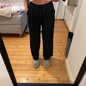 Gina Tricot byxor - Kommer inte till användning längre.  Sköna kostym liknande byxor med stretch, jag är 168 lång å då är dom till mina anklar ungefär. Med fickor