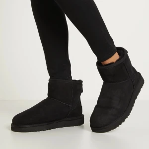 Uggs  - Uggs från Nelly, köpta förra året. Lite smutsiga men de går att tvätta bort! EJ ÄKTA🫶🏼