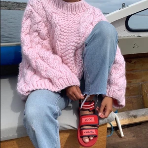 Rosa stickad tröja  - Superfin stickad rosa tjocktröja! Påminner om den som Matilda Djerf har😍 