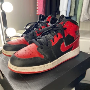 Jordan Mid - Säljer just nu mina snygga Jordan mid!💗Väldigt snygga och bekväma❤️‍🔥är i väldigt bra skick, då jag använt dom 1-3 gånger❤️Jag köpte dom för 1200kr❤️‍🔥lite crease där framme därför sänker jag priset! 