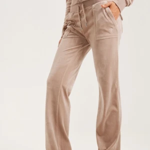 Juicy couture  - Säljer mina jätte fina Juicy couture byxor. I jätte fint skicka och har används sparsamt. Alltså Nyskick. Dem är i storlek Xs och passar mig som är runt 173. Skulle nog passa för både kortare och längre beroende på hur man vill att dem ska sitta! 💗