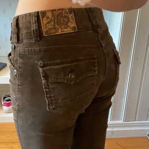 Lågmidjade bruna byxor! - Snyggaste bruna lågmidjade manchesterbyxorna med coola fickor bak!! De är bootcut och väldigt bekväma. Bra skick!🤎🤎