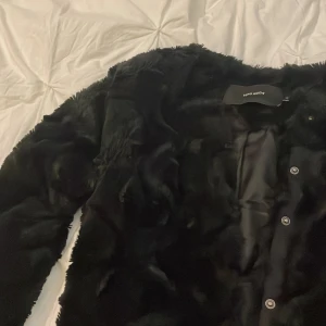 Fuskpäls jacka vero moda. - Svart jacka från Vero Moda. Knappt använd.  Finns två fickor.