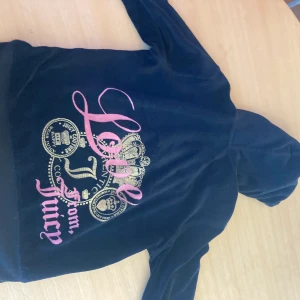 Vintage juicy couture kofta  - En vintage juicy kofta. Jätte fin storlek L i barnstorlek så sitter som en xs/s. Självklart äkta. Hör av dig för fler bilder💕💕