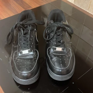 Nike Air Force 1 - Stl 38. Inte mkt använda. Inte särskilt creasade. Köpare står för fraktkostnad.