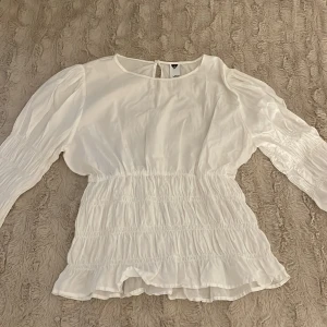 Blus  - En fin vit blus som aldrig används då jag ej haft tillfälle att göra det. Den är bekväm och sitter lika bra som xs som m.💗Nypris 399kr