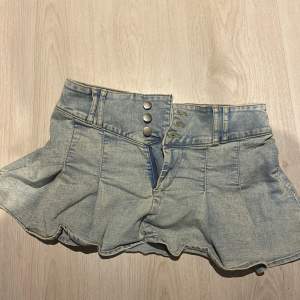 Jeans mini kjol från H&M oanvänd (köparen står för frakt)