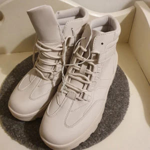 Nya skor  - Helt nya, strl 40