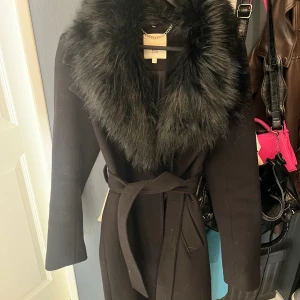 Lång lyxig kappa storlek 10 - Säljer den här otroligt fina långa kappan från River Island i storlek 10  Jättefint skick! 🤍 