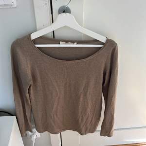 Beige tröja, off shoulder