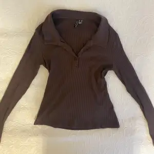 Säljer denna bruna tröja från vero Moda! Den är i storlek M och är i superbra skick, använd fåtal gånger 🤎