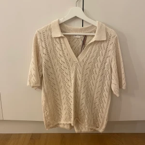 Tröja - säljer denna tröja från Lindex som är använt max 4ggr! Tröjan är i storlek M🤗  Nypris: 399 Säljer för 200!