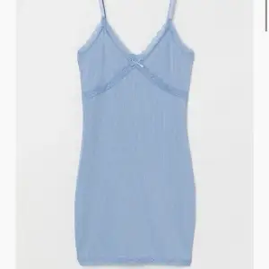 Blå tight ribbad klänning från H&M. Justerbara band. Använd en gång så väldigt bra skick. (Lånad bild) skriv för fler bilder