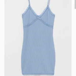 Blå ribbad klänning - Blå tight ribbad klänning från H&M. Justerbara band. Använd en gång så väldigt bra skick. (Lånad bild) skriv för fler bilder