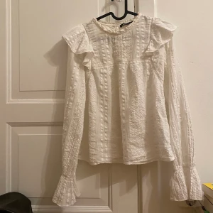 Vit blus från ginatricot - Superfin vit blus från ginatricot i storlek 34🫶🫶