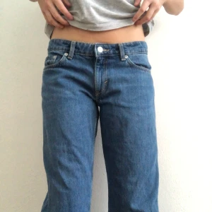 Lågmidjade jeans - ❗️Från: WEEKDAY❗️Orginalpris: 500 kr❗️Nytt pris: 300 kr+frakt❗️Lite sliten lägg ner på ena byxbenet (Se bild)❗️Kommer ifrån djur och rökfritt hem❗️