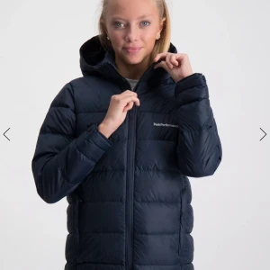 Peak performance frost down jacka blå  - Säljer nu min mörkblå frost down jacka från peak performance. Det är den tjockare vinterjacka varianten. (Lånade bilder,skriv för egna) den är i 170 som motsvarar en XS/S