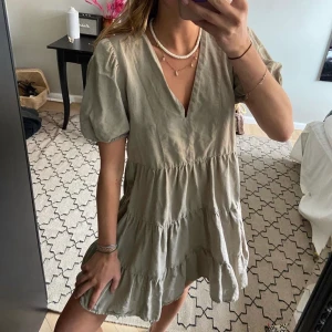 Zara klänning - Ljusgrön zara klänning. Lånade bilder. Köparen står för frakten