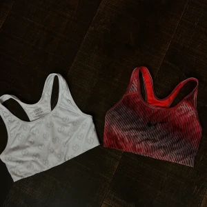 Sport BH - Två sport BH i bra skick. En från PINK, en från NIKE, båda i S men små i storleken!!! En för 75, båda för 100!
