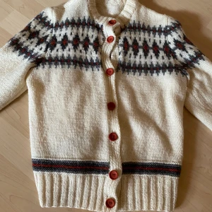 Vintage Stickad tröja  - Vintage stickad tröja, då den är så pass gammal står det ingen storlek men skulle säga att den passar mellan xs-m Säljer då det inte är min stil längre ^^ 