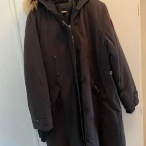 Jacka - En fantastisk vinterjacka som tyvärr blivit för liten. Strl XL men mer en L. Saknas en knapp till ena fickan annars i mycket bra skick.  Ser lite grå ut på bilderna men är helsvart.   500 kr el bud