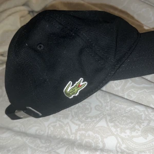Lacoste keps - Helt ny keps från Lacoste, passar alla storlekar (går att justera) 🖤