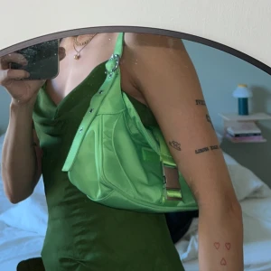 Grön handväska🐉 - Snygg grön handväska! Köpt här på Plick i nyskick men har inte kommit till användning hos mig💚♻️ Köparen står för frakten!  TRYCK EJ PÅ KÖP DIREKT