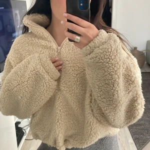 Teddy tröja - Jätte mysig Teddy tröja från bikbok, storlek L för att den skulle vara over size💕