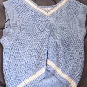 Stickad väst H&M - Säljer för ingen anvämding, använd 1 gång storlek xs. Blå med vita ränderpå kanterna  Säljs för 30 ordinarie pris 50, köpare står för frakt Kan mötas upp i malmö,lund och löddeköpinge 