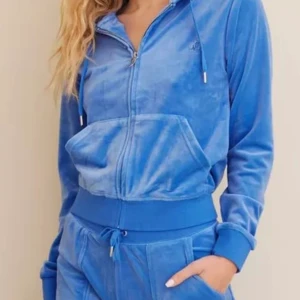 Juicy couture kofta - Juicy couture kofta  Färgen regatta Storlek Xs Ena silverdetaljen på ena snöret är borta men syns knappt, kan posta om ni står för frakt.