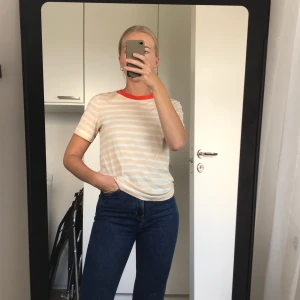 Randig t-Short COS  - Randig t-shirt från COS. Storlek XS. 