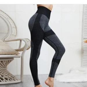 Sömlösa träningsbyxor  - Helt nya special -designade sömlösa träningsbyxor från Gymexo. Har bara provat dem. Köpa för 600 kr ( se bild) Säljer för för det billiga priset 250 kr. Storlek M men passar även storlek S. 