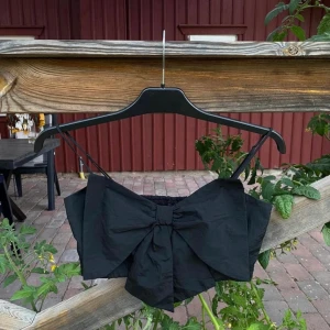 Svart topp Stl xs  - Svart fin topp med rosett på  Stl Xs  Från H&M 