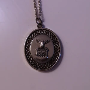 vintage halsband - Vintage halsband i silver köpt på second hand. Berlocken är ca 2,6x2,3cm. Kan alternativt skicka som brev för 15 kr. 