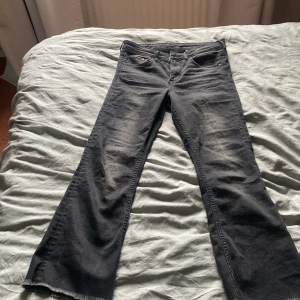 Kick flare jeans str 26 - Hm svarta jeans str 26