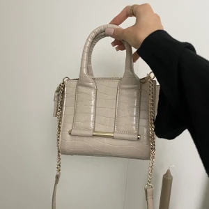 Zara väska - Aldrig använd! Helt slutsåld på Zara🤍Köpt för 299, säljes för 150🫶🏼