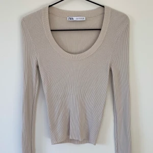 Beigegrå långärmad - Säljer nu den här jättefina långärmaden som använts 2 eller 3 gånger. Den kommer tyvärr inte till användning, så den är i nyskick! Möts upp i sthlm, annars står köparen för frakten 💜💕